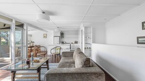 TV, fireplace - Mollymook Breeze at Narrawallee (Narrawallee)
