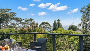 Outdoor dining - Mollymook Breeze at Narrawallee (Narrawallee)