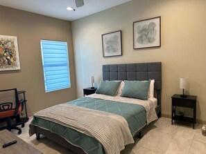 3 chambres, coffres-forts dans les chambres, fer et planche à repasser