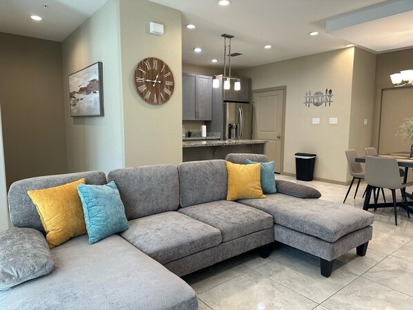 TV connectée, baby-foot, livres