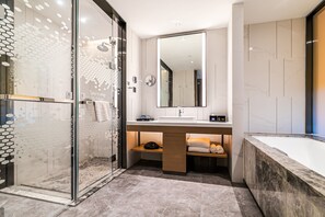 Suite monolocale Executive | Bagno | Doccia, soffione a pioggia, set di cortesia gratuito, asciugacapelli