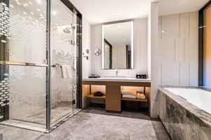 Executive Studio Suite | Bathroom | Shower, rainfall showerhead, free toiletries, hair dryer