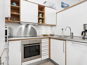 Refrigerador, microondas, lavavajillas y utensilios de cocina
