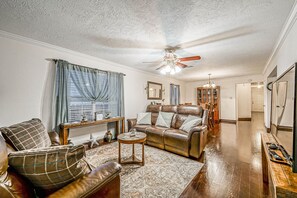 TV - Welcome to Beach Lover Island Getaway! (Galveston)