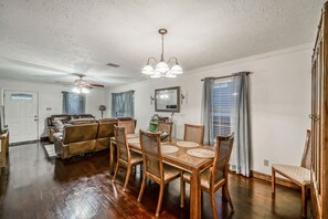 Dining - Welcome to Beach Lover Island Getaway! (Galveston)