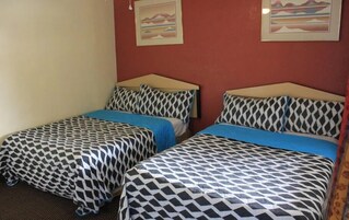 Muebles diferentes, escritorio, wifi gratis y ropa de cama 