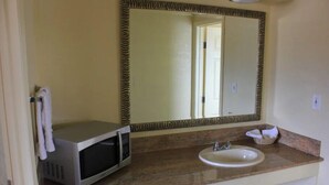 Bathtub, towels - ECONOMY INN (Santa Maria)