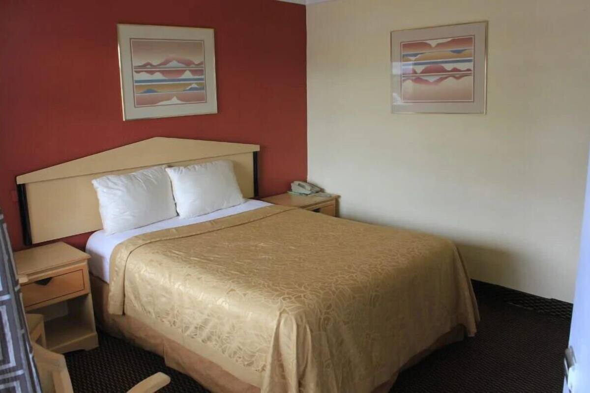 Desk, free WiFi, individually furnished, bed sheets