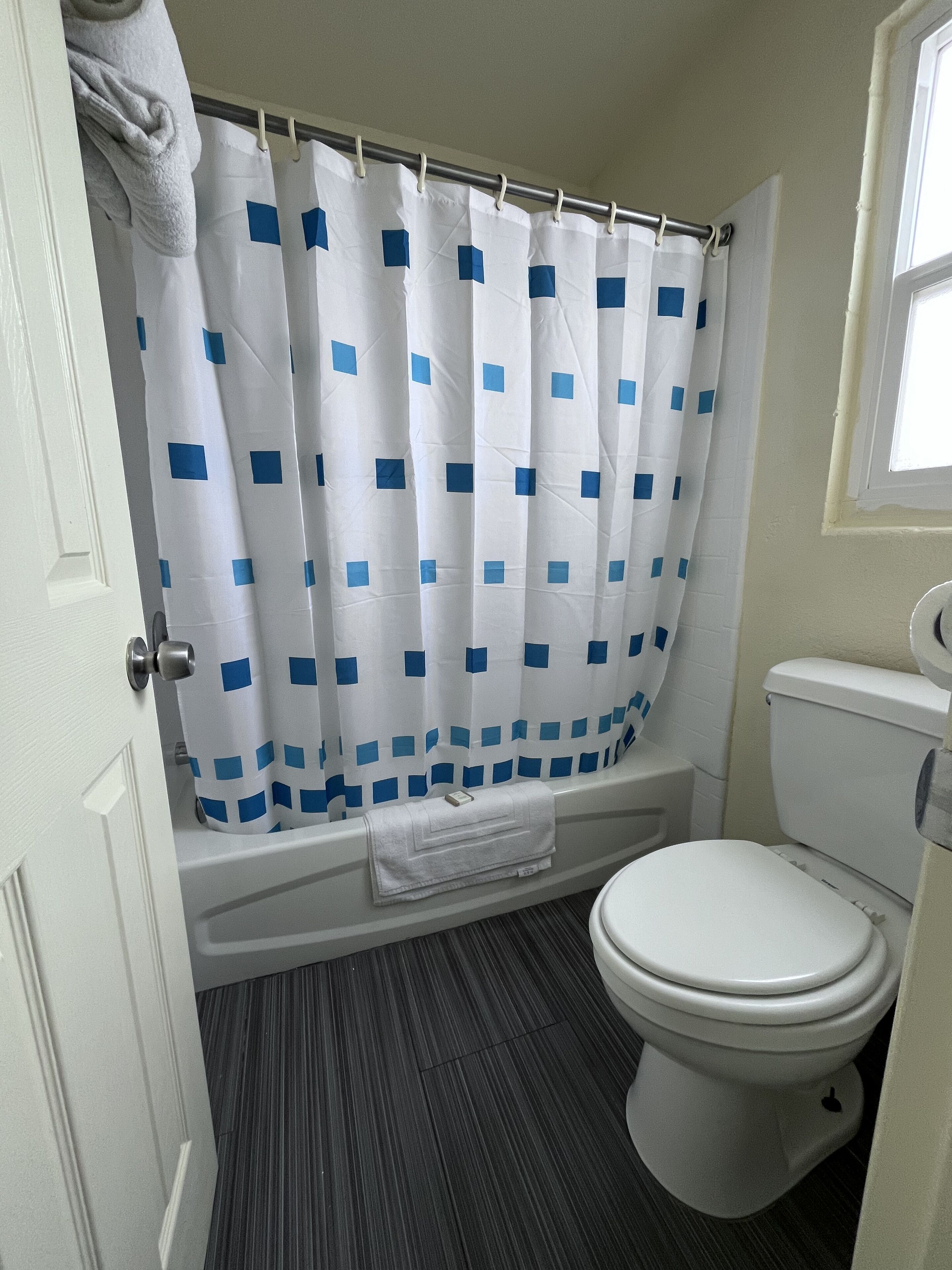 Bathtub, towels