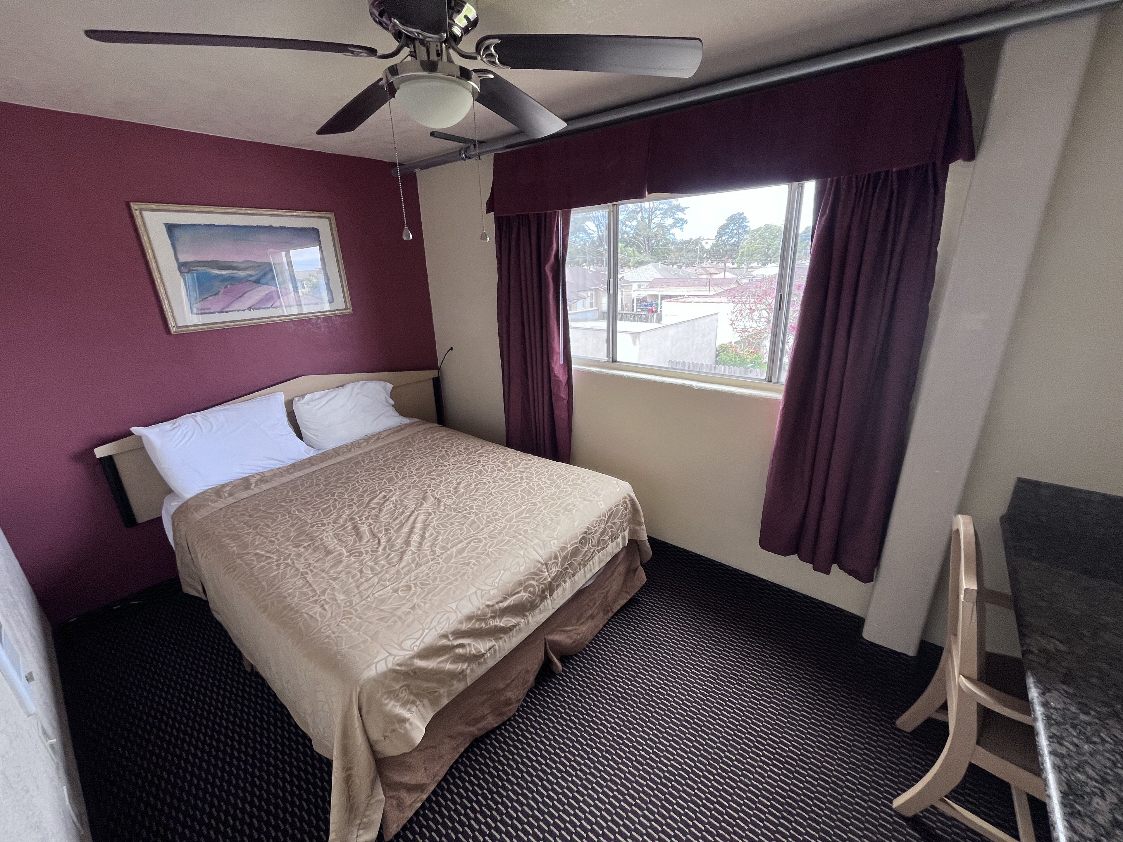 Habitación familiar | Muebles diferentes, escritorio, wifi gratis y ropa de cama 