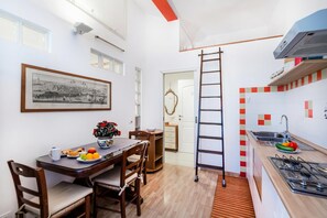Căn hộ dành cho gia đình, nhiều phòng ngủ (Ardenza's Aires 600m From Sea) | Khu ăn uống