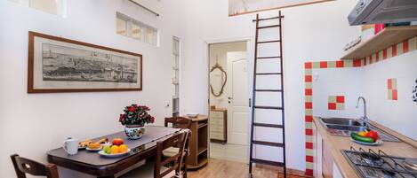 Fridge, oven, stovetop, coffee/tea maker