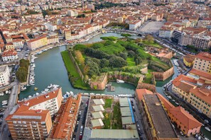 An aerial view of a city with a central island park surrounded by water, featuring historic buildings and a marina. - Ardenza's Aires 600m From Sea (Livorno)