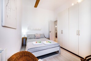 1 chambre, fer et planche à repasser, draps fournis