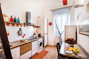 Kühlschrank, Ofen, Herdplatte, Wasserkocher mit Kaffee-/Teezubehör