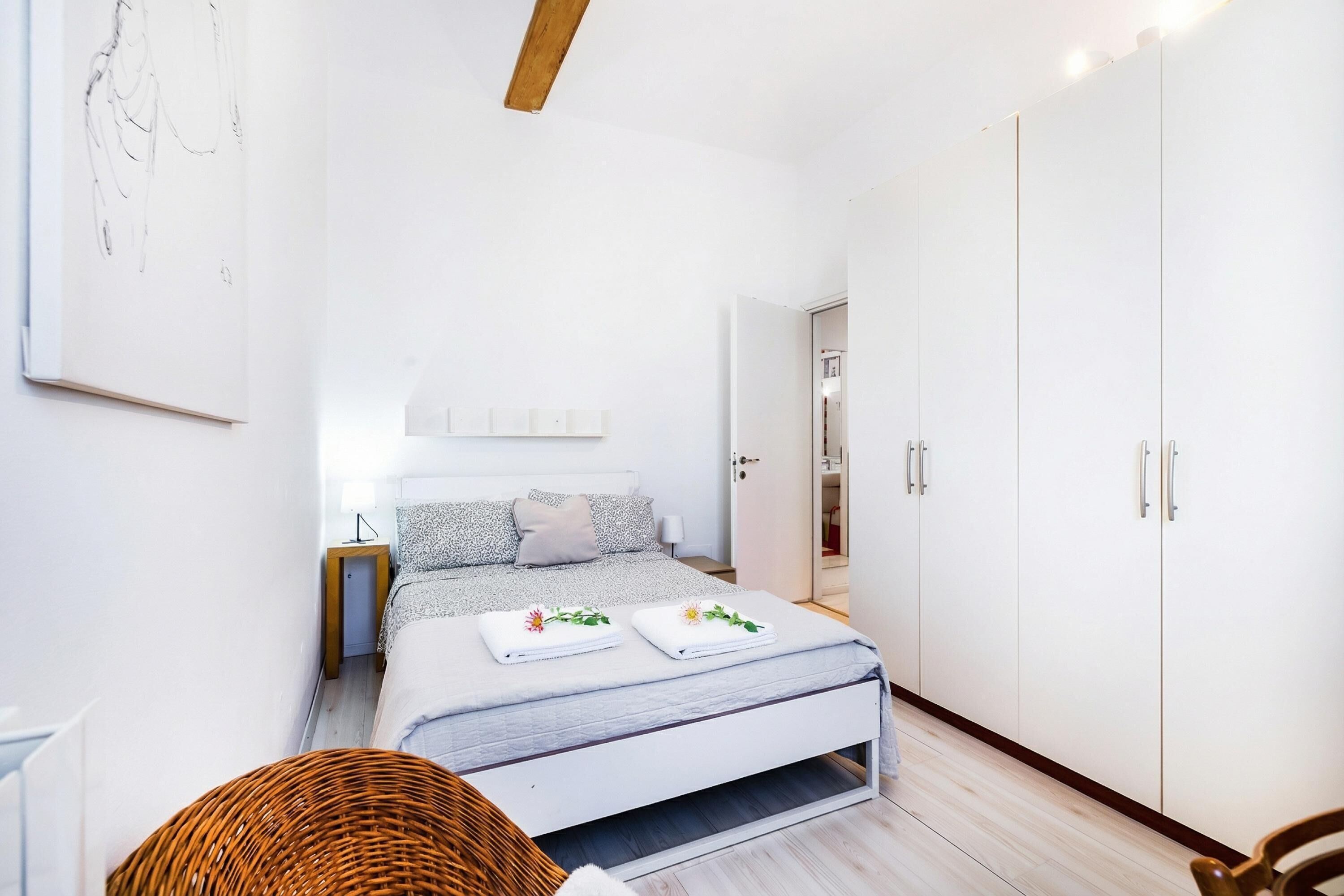 Familienapartment, Mehrere Schlafzimmer (Ardenza's Aires 600m From Sea) | 1 Schlafzimmer, Bügeleisen/Bügelbrett, Bettwäsche