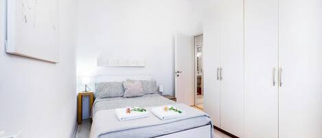 Perhehuoneisto, useita makuuhuoneita (Ardenza's Aires 600m From Sea) | 1 makuuhuone, silitysrauta/-lauta, vuodevaatteet