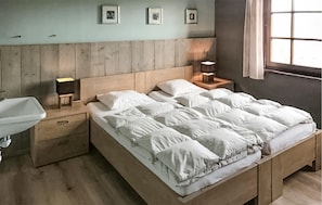 5 bedrooms, travel cot, free WiFi - Pet friendly home in Durbuy with Wi-Fi (Durbuy)