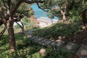 Un sendero de piedra que conduce a una playa con vista al océano.