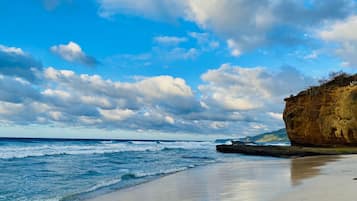 Sulla spiaggia, sabbia bianca, ombrelloni, teli da spiaggia