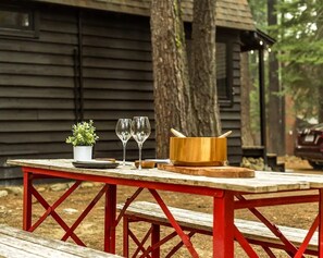 Outdoor dining - Hygge Barn/Featured in Sunset Mag /Walk to Lake (Tahoma)