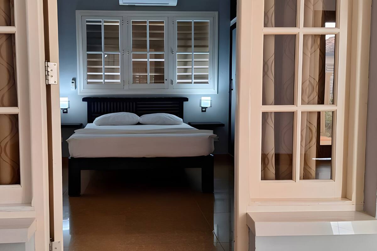 Egyptian cotton sheets, premium bedding, minibar, in-room safe