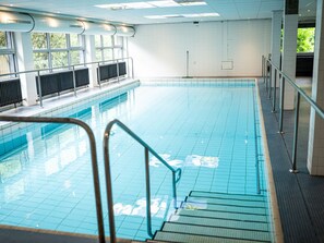 Una piscina cubierta