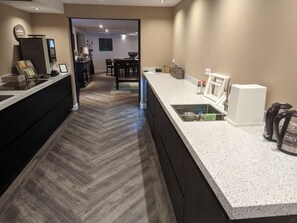 Kühlschrank, Mikrowelle, Ofen, Geschirrspüler