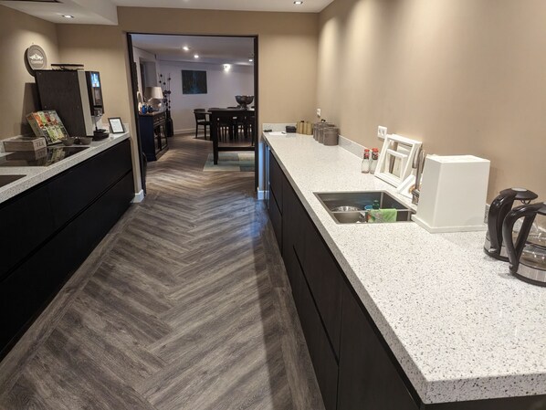 Jääkaappi, mikroaaltouuni, uuni, astianpesukone