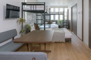公寓, 非吸煙房, 廚房 (2 Loft beds, 2 Double beds) | 1 間臥室、遮光布/窗簾、免費無線上網、床單