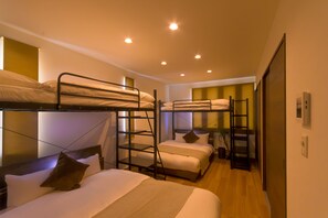 LÀgenhet - icke-rökare - kök (2 Loft beds, 2 Double beds) | 1 sovrum, mörklÀggningsgardiner, gratis wi-fi och sÀngklÀder