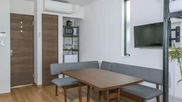 Apartemen, Bebas Asap Rokok, dapur (2 Loft beds, 2 Double beds) | 1 kamar tidur, tirai kedap cahaya, Wi-Fi gratis, dan seprai linen