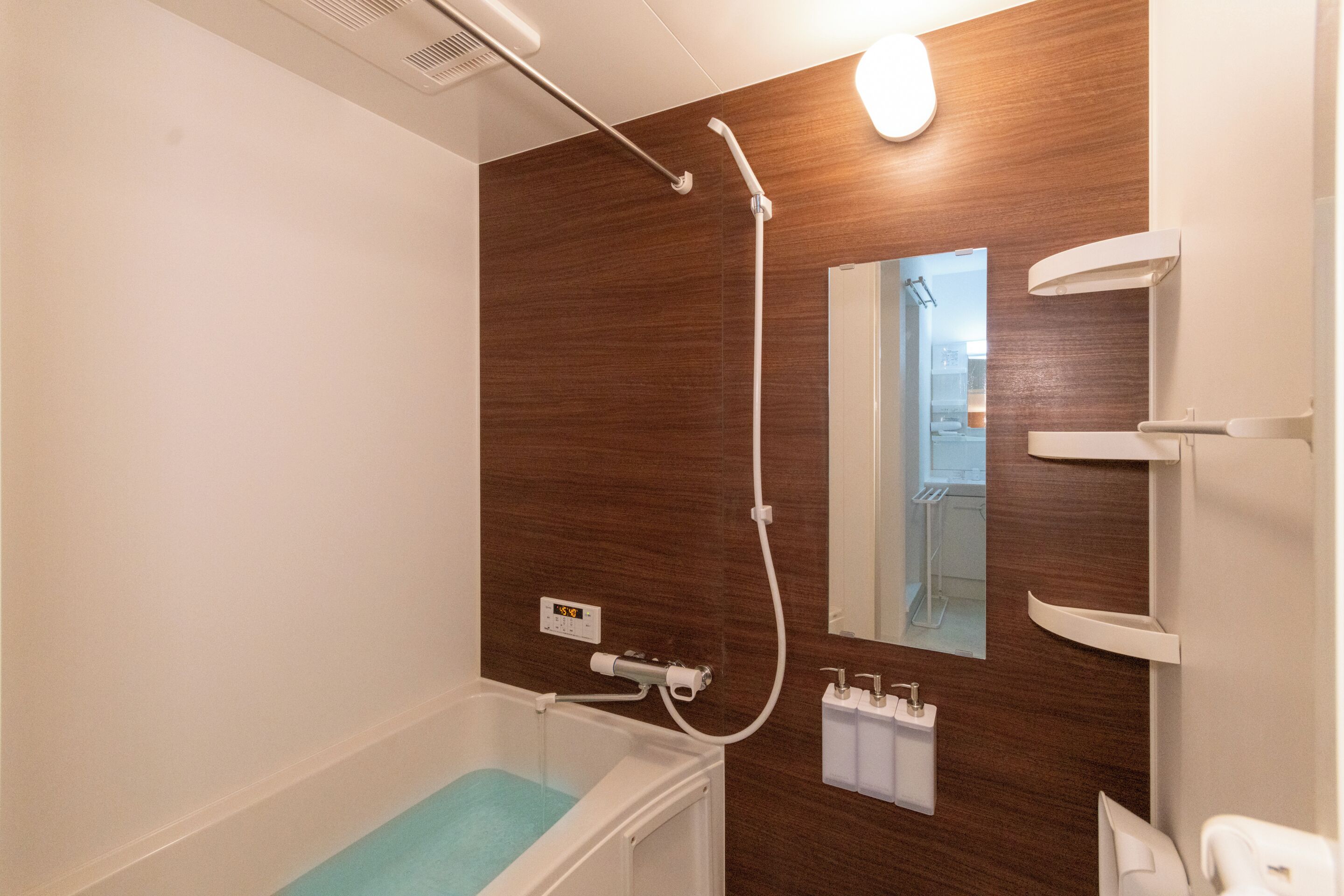 [6min drive from Hakata Station] Max 6 People, 2 Single Loft beds, 1 Semi Double bed, 1 Sofa bed | Bathroom | Separate tub and shower, free toiletries, hair dryer, slippers