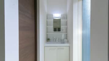 Apartemen, Bebas Asap Rokok, dapur (2 Loft beds, 2 Double beds) | Kamar mandi | Bathtub dan shower terpisah dan perlengkapan mandi gratis