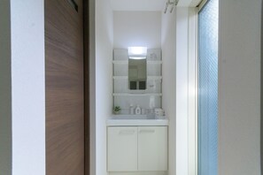 公寓, 非吸煙房, 廚房 (2 Loft beds, 2 Double beds) | 浴室 | 獨立浴缸和淋浴設備、免費盥洗用品、吹風機、拖鞋