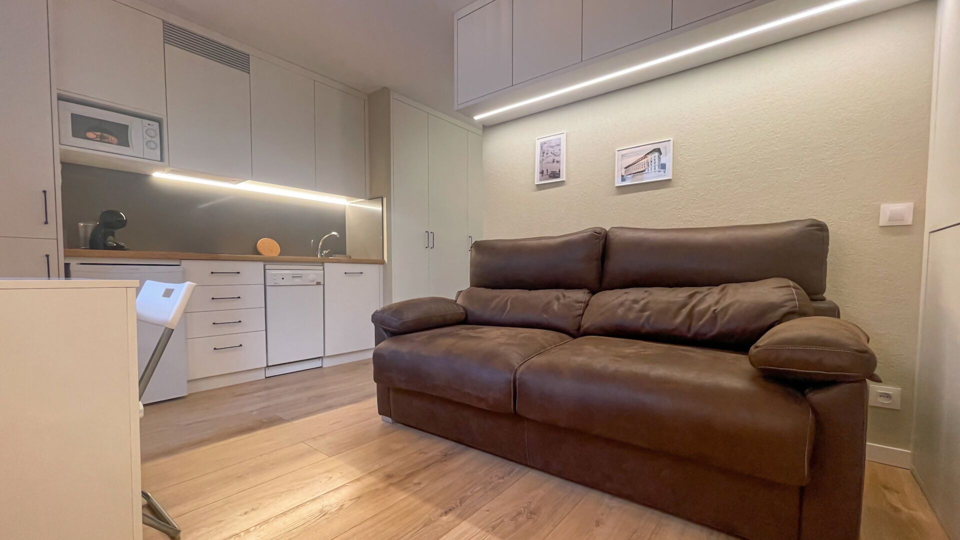 Fernseher, Tischtennisplatte, Bücher