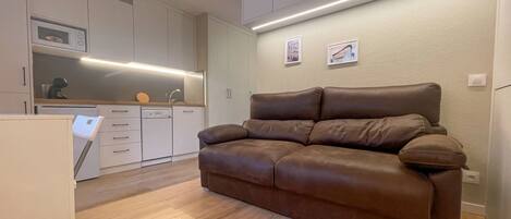 Télévision, table de tennis de table, livres