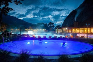 من حمّامات السباحة المغطاة