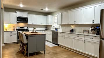 Een koelkast, een microgolfoven, een oven, een kookplaat