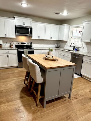 Fridge, microwave, oven, stovetop - Fort Smith / Nurses, Ebbing, TDY / Furnished 4 BR (Fort Smith)