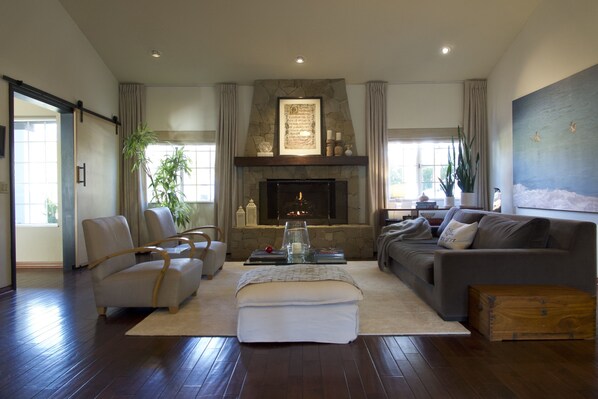 Living area - Golf Course Access Home in Downtown Ojai with Fine Art & Pro Interior Design. (Ojai)