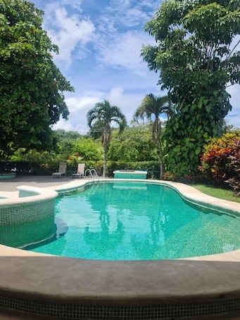 Outdoor pool. Hermosa Casa con vista al bosque
