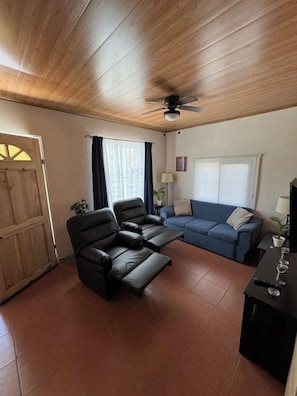 Smart TV - Hermosa Casa con vista al bosque (Orotina)