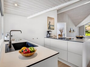 Kjøleskap, ovn, oppvaskmaskin og kjøkkenutstyr