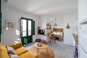 1 slaapkamer, een bureau, een strijkplank/strijkijzer, reisbedje