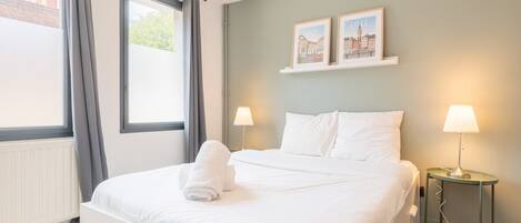 Desk, iron/ironing board, Internet, bed sheets