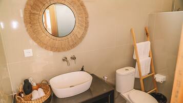 Suihku, ympäristöystävälliset hygieniatuotteet, hiustenkuivaaja, bidee