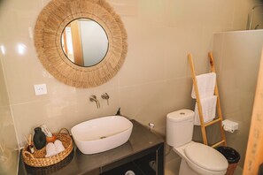 Douche, articles de toilette écologiques, sèche-cheveux, bidet