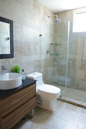 Secadora de cabello, toallas, jabón, papel de baño