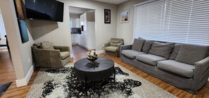 Smart TV, chimenea, videojuegos y futbolito 